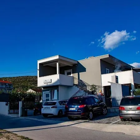 דירה Family Friendly With A Swimming Pool - 20379
