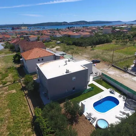 דירה Family Friendly With A Swimming Pool - 20379 *