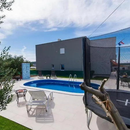 Family Friendly With A Swimming Pool - 20379 טרוגיר