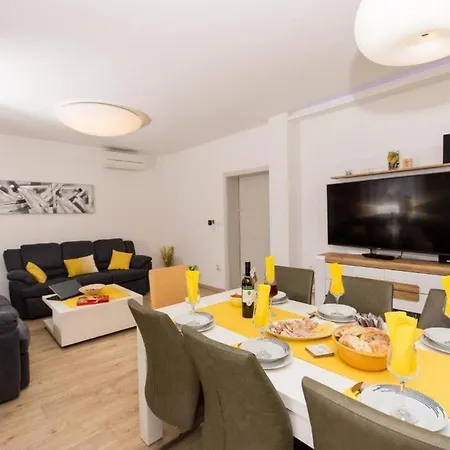 Family Friendly With A Swimming Pool - 20379 דירה *