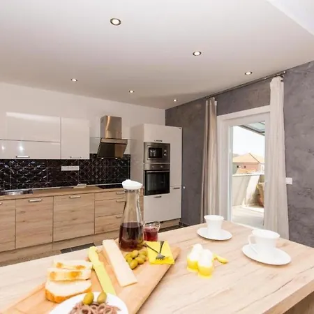Family Friendly With A Swimming Pool - 20379 Lejlighed Trogir